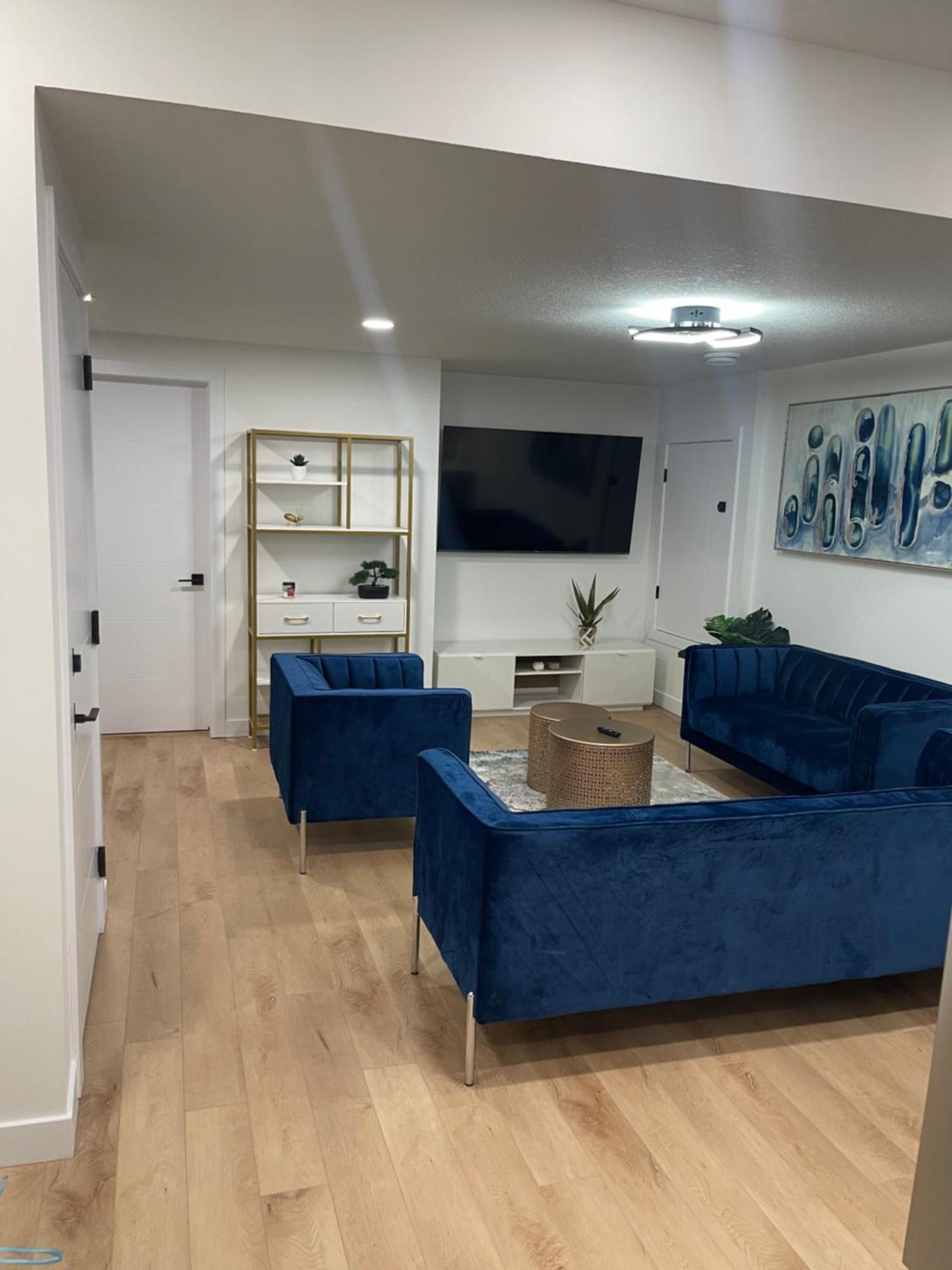 Stylish 2 Bedroom Suite In Sw Edmonton Close To Windermere And Edmonton International Airport Exterior foto